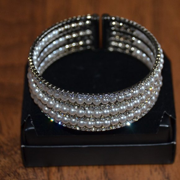 Glitzy Bling Pearl Like Bracelet - Picture 1 of 4